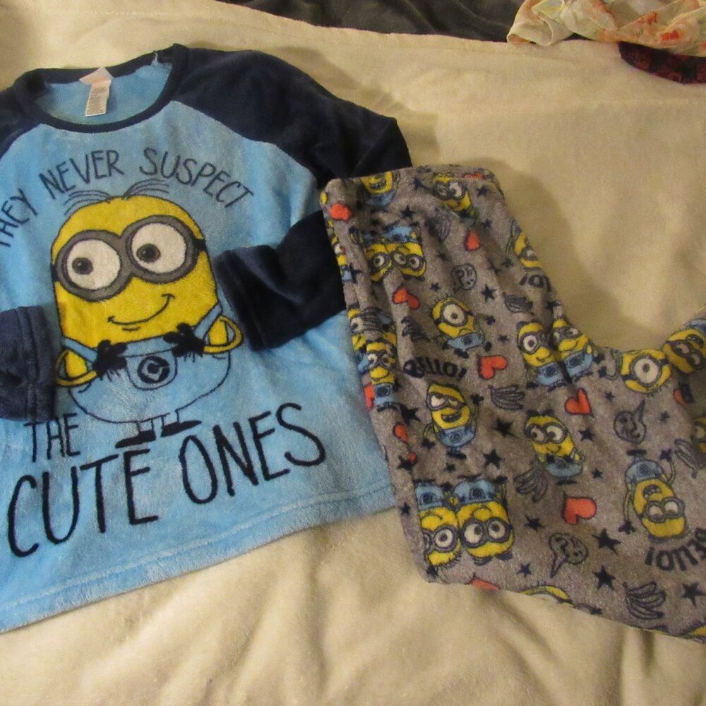 Despicable Me 3 Minions  size Large  Blue Gray 2 Pieces  USED